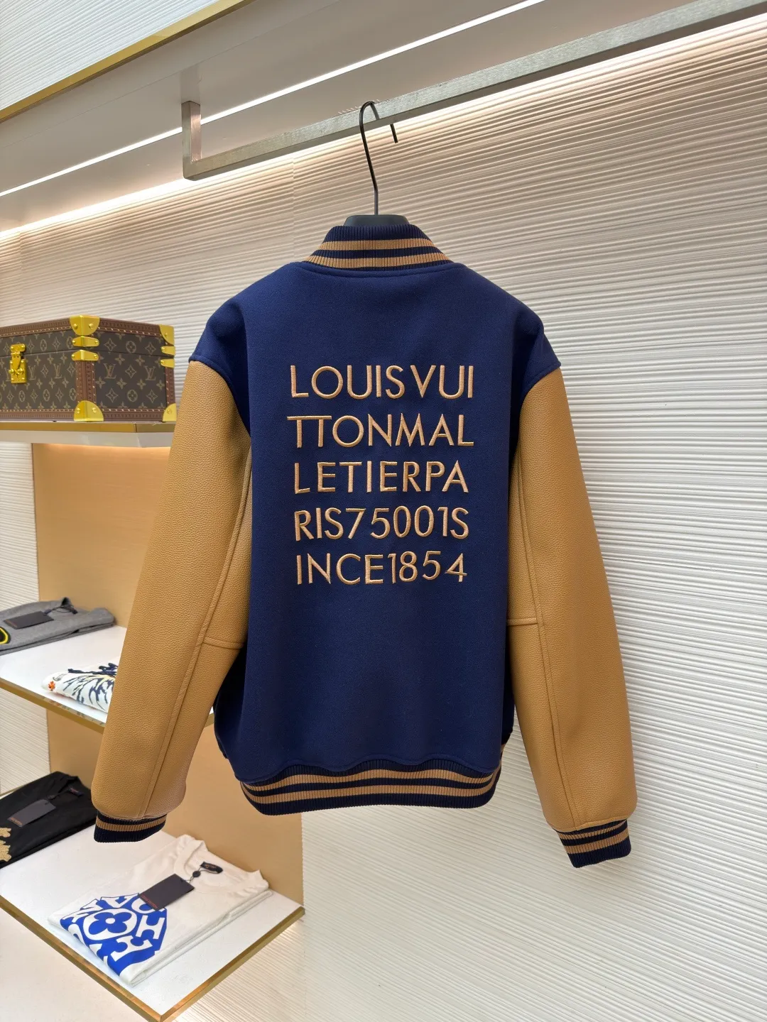 LOUIS VUITTON Hand-beaded hot-drilled leather baseball jacket ●Original version: purchased and developed by 55246 ●Item No.: 1682480-C70 ●Fabric: wool fabric ●Technology: hot-drilled production ●Color: blue and yellow ●Version: Fitted version ●Weight: about 1140 grams ●Size: S-M-L-XL ●Description: The upper body of this fabric is soft, and the classic combination of wool and yarn presents the high-end style of ready-to-wear. The beads are connected by embroidery, computer-positioned embroidery is connected, and the knots are sewn by hand. Each pattern is positioned 1:1 according to the original version, and the size of each bead is consistent with the original version. The overall wiring is straight and delicate, the fabric is comfortable and soft, and the color is consistent without color difference. It can be matched with the same style to create a fashionable look and control various occasions. Customized accessories, complete with three standards, same style for men and women!